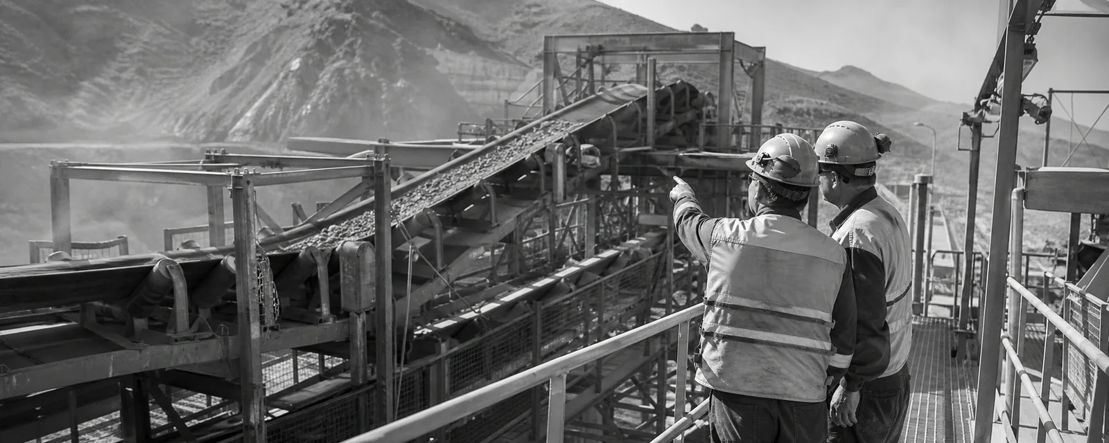 Dos ingenieros inspeccionan una estación de transferencia en una planta minera chilena